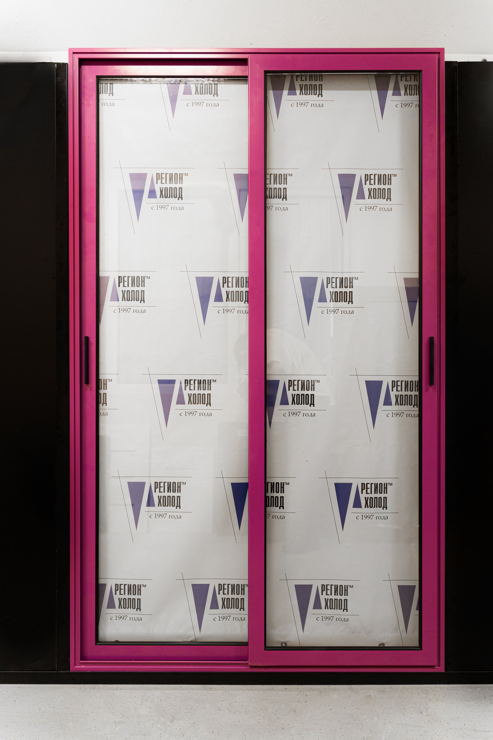 Стеклянные фронты для холодильных камер.